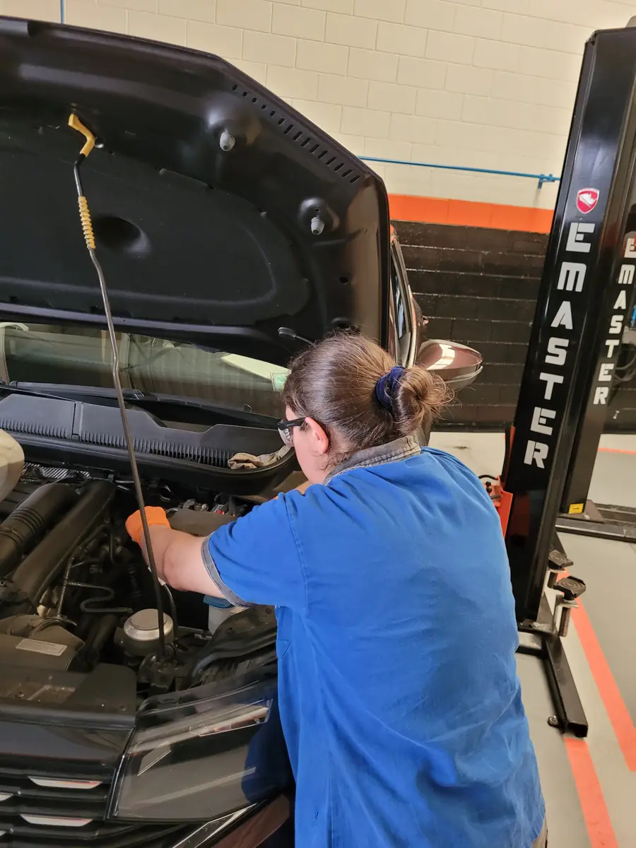 Mecânica da Scopino fazendo manutenção no motor de um carro